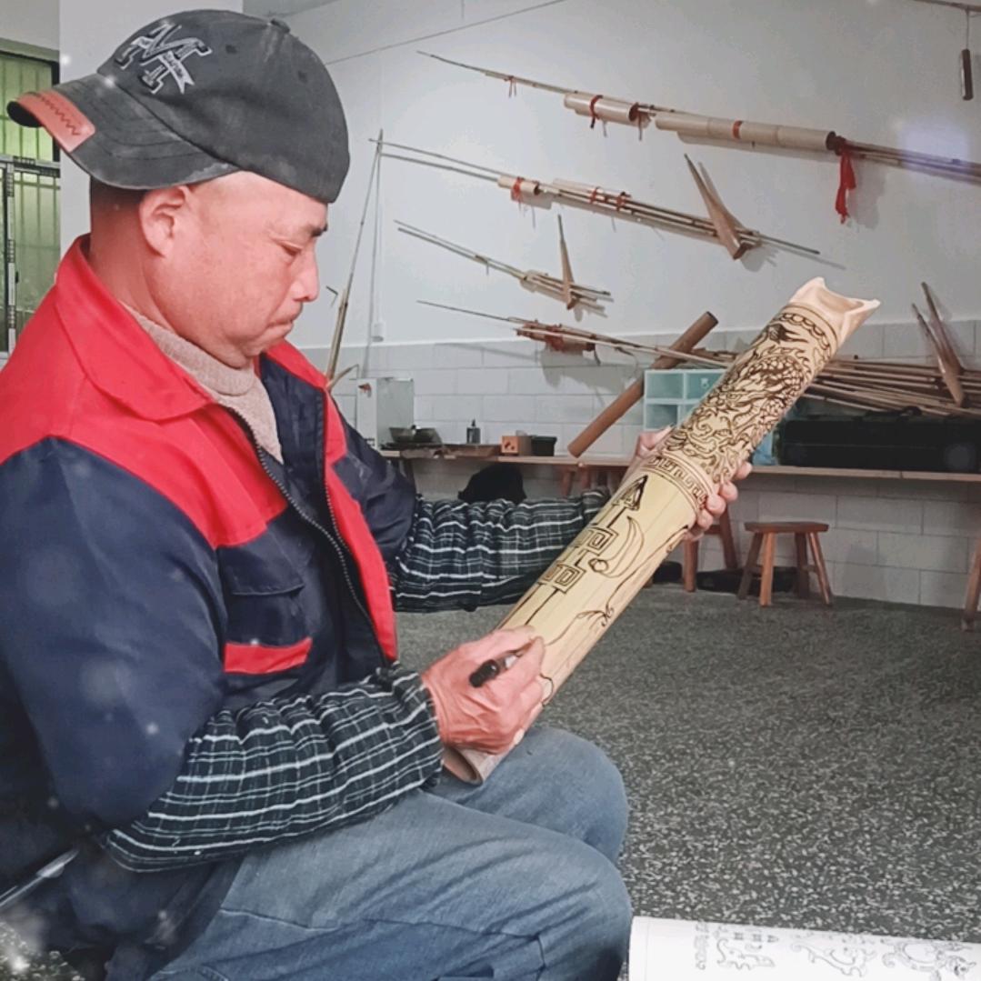 聋哑人木雕龙佛工艺美术大师刘岩木