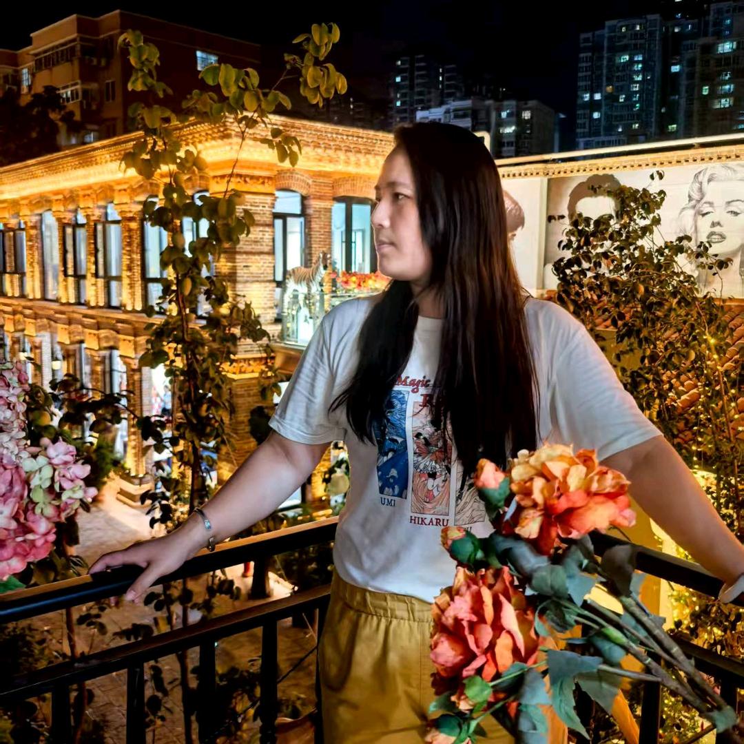 婷之身在迷雾，而立是救赎。