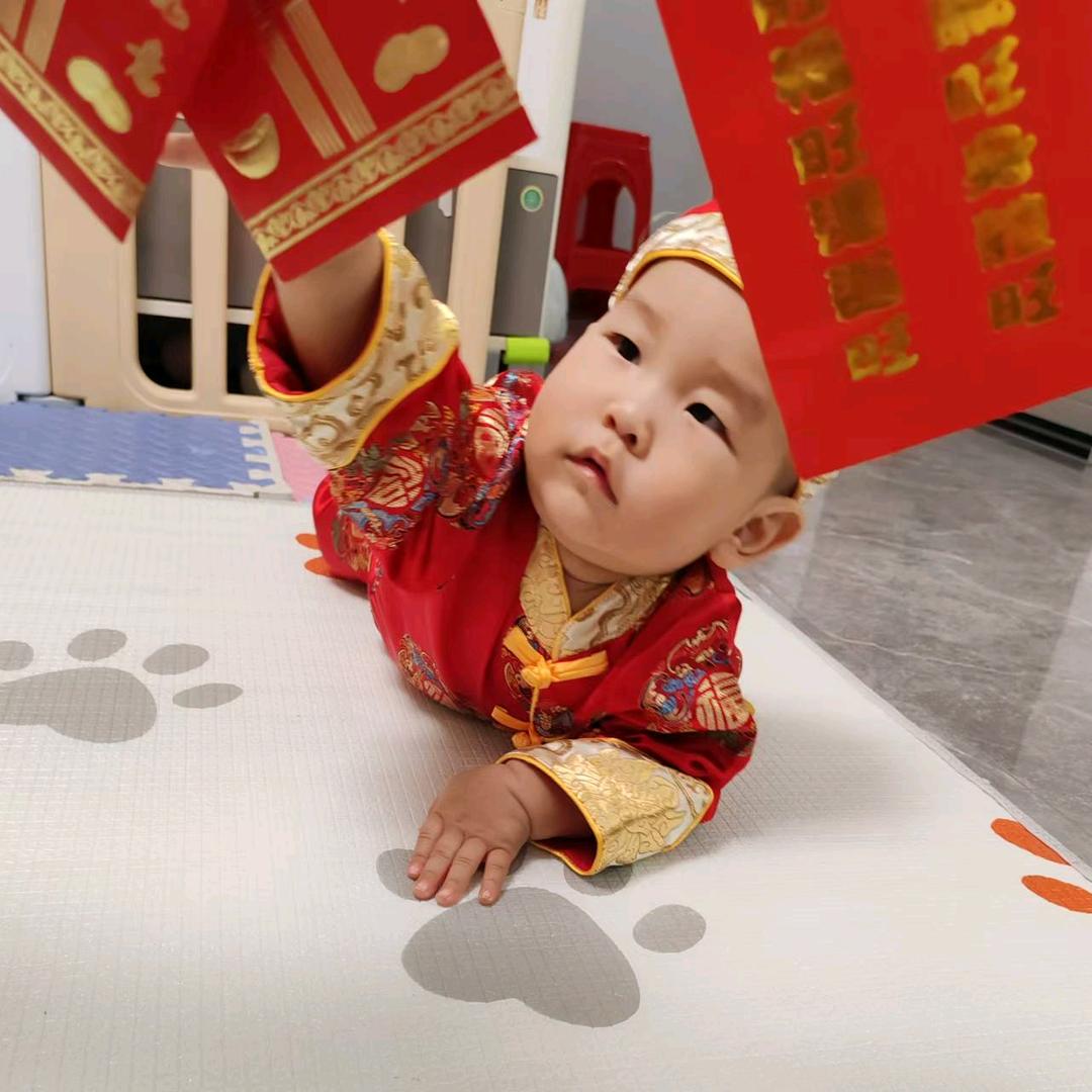 拿着铅笔的草莓