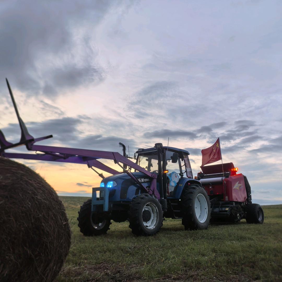 草原上的哆啦A梦