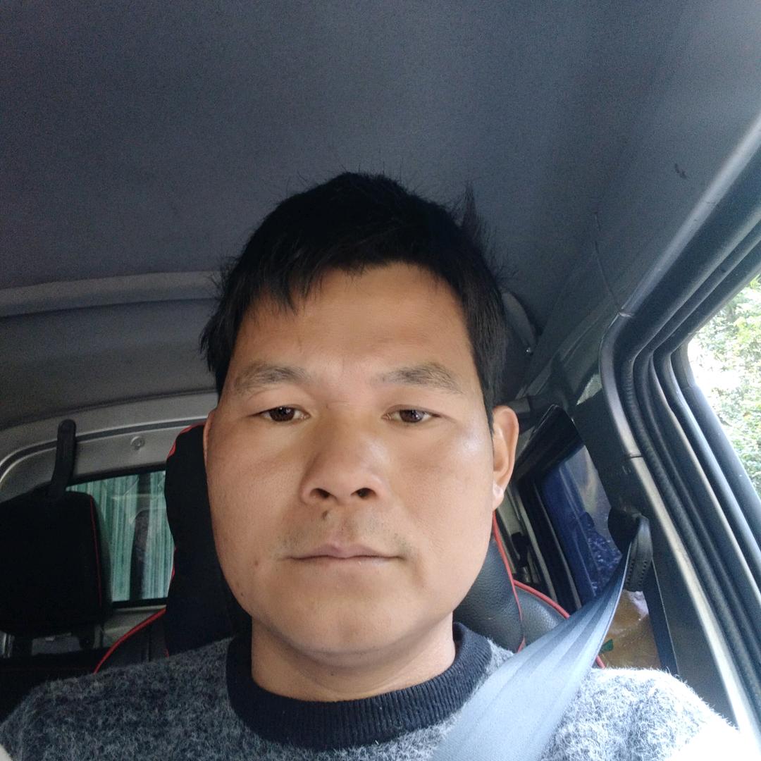 夫妻农场，农村散养土黄牛，放养土香猪。