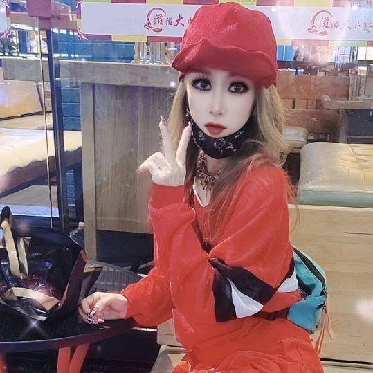 爱臭美的小丫头