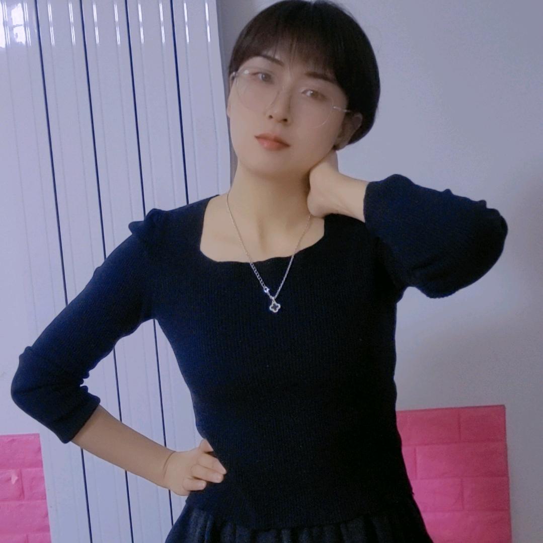 戴眼镜的妮姐姐