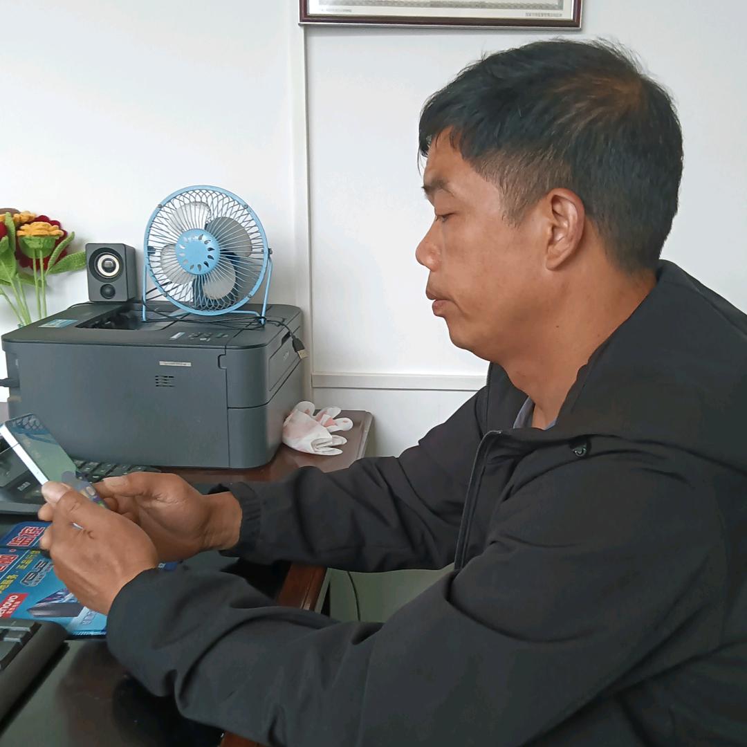 汪德华，贵州美红服饰贸易有限公司。