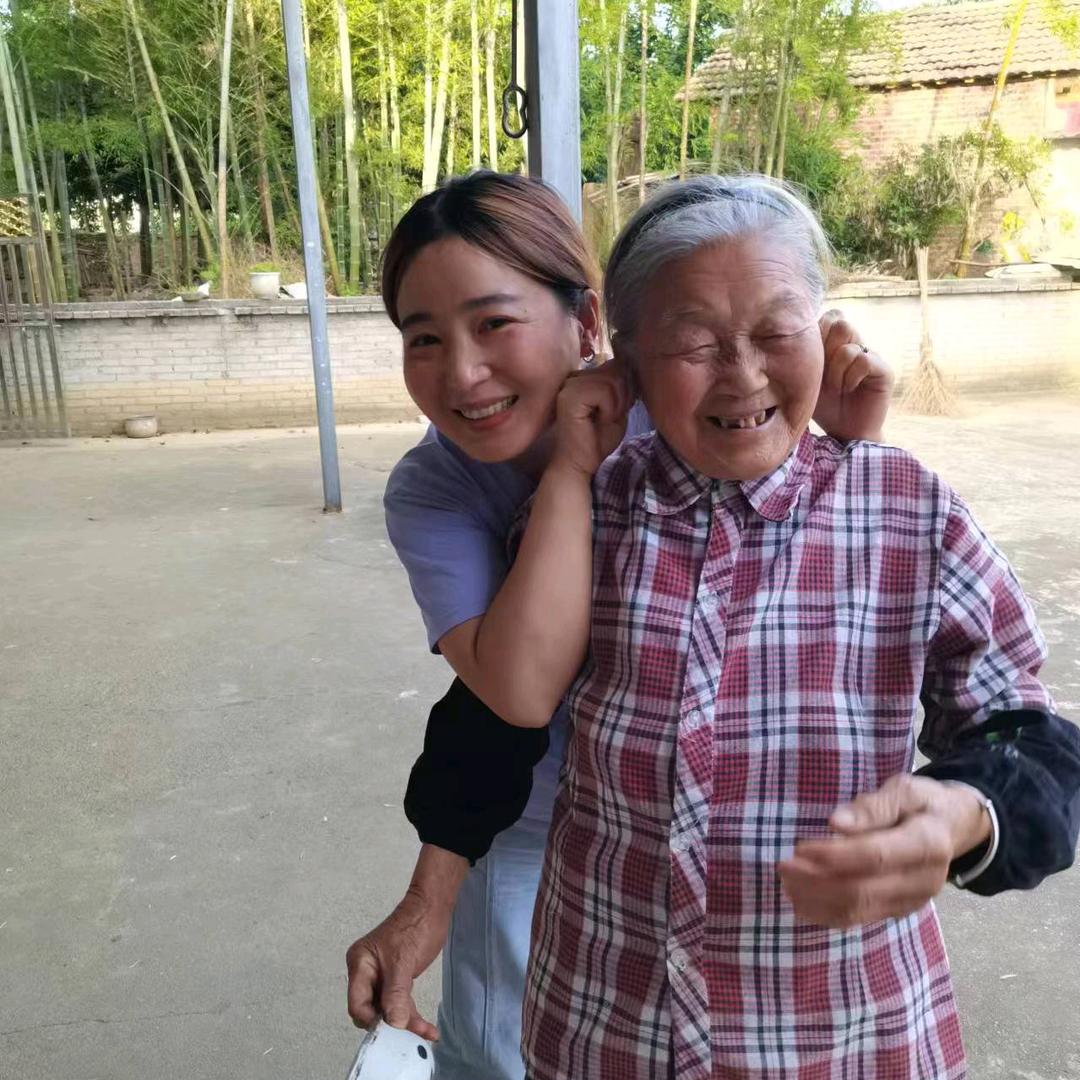 胡老太和她的孙女(上午10点50首播)