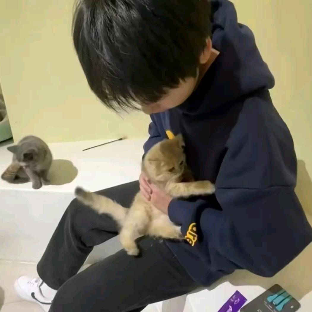 -睡一会.^