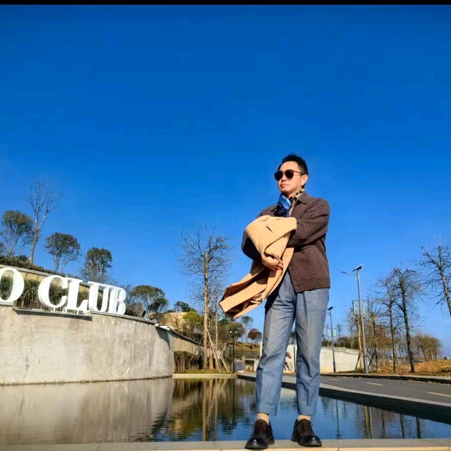 一个开奔驰的大叔