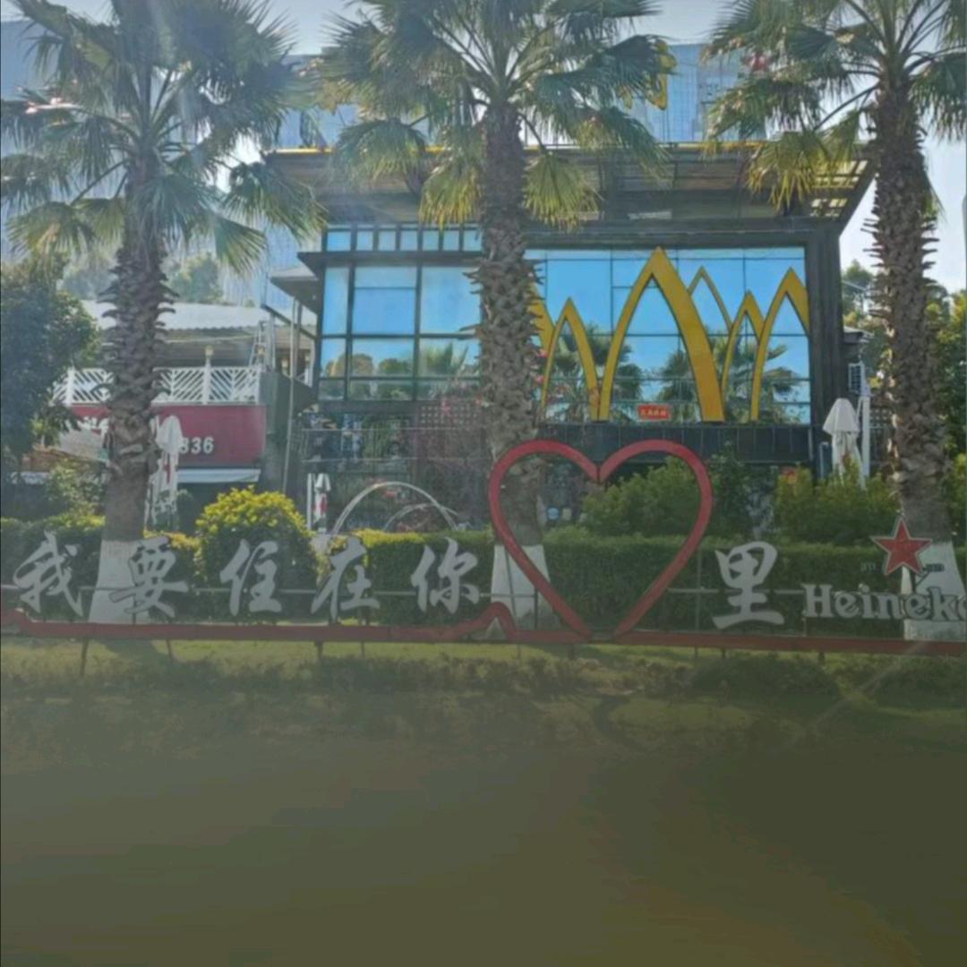 一颗静心观世界，半盏清茶悟人生。静心！