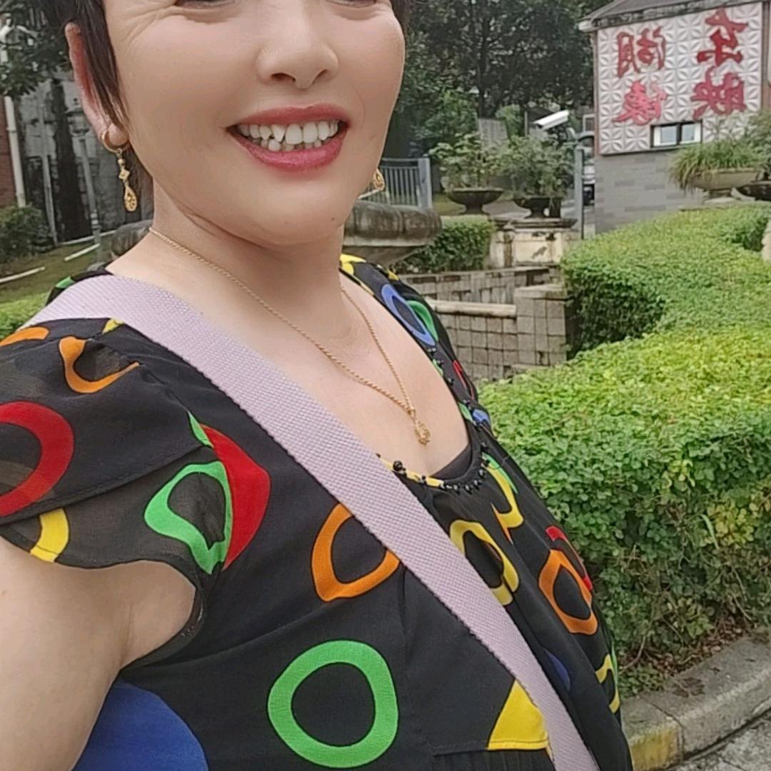 不问它人，自己开心就好