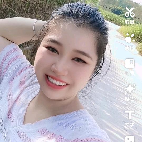 爱笑的村花花🌸