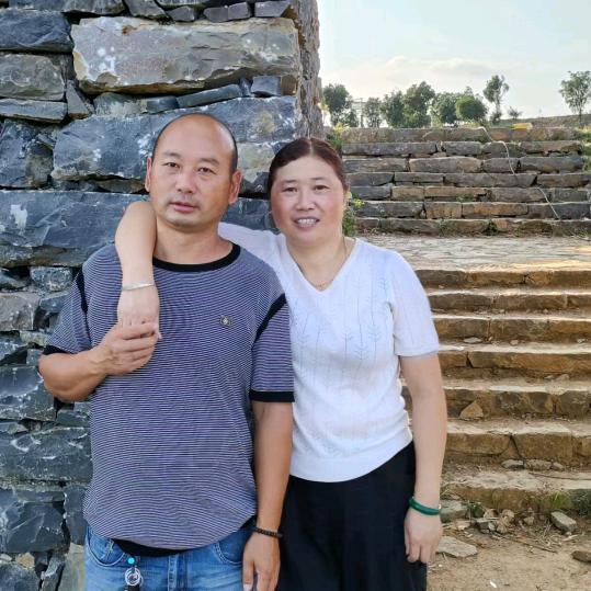 黄进<<<中小挖掘机出租>>>