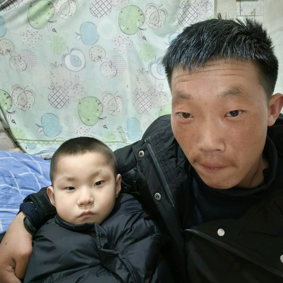 单身爸爸带着可怜的孩子雨雷