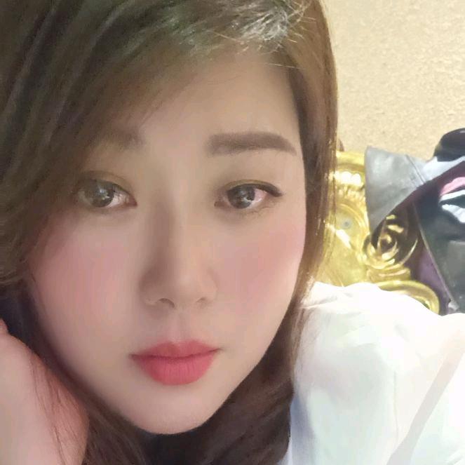 爱臭美的女人