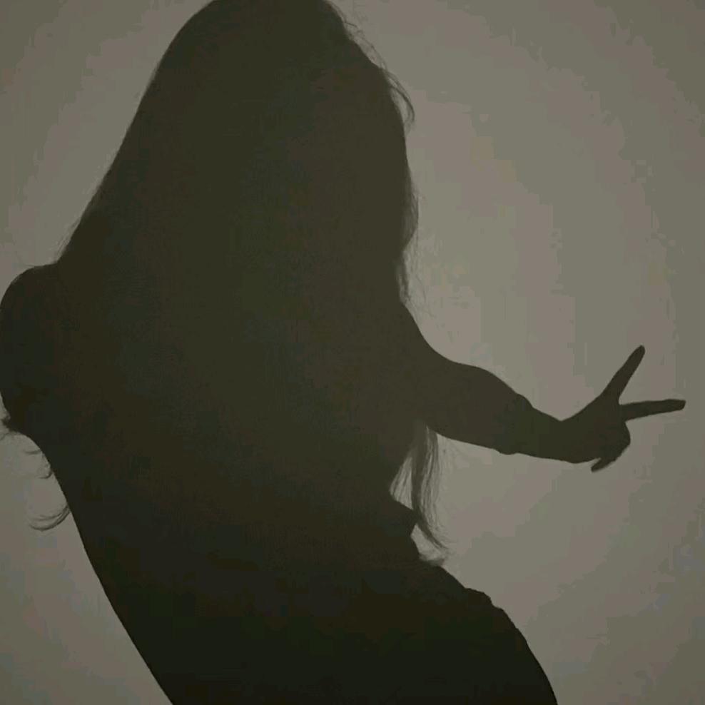 ，