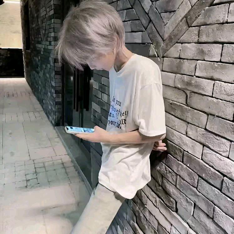 淋雨的小男孩