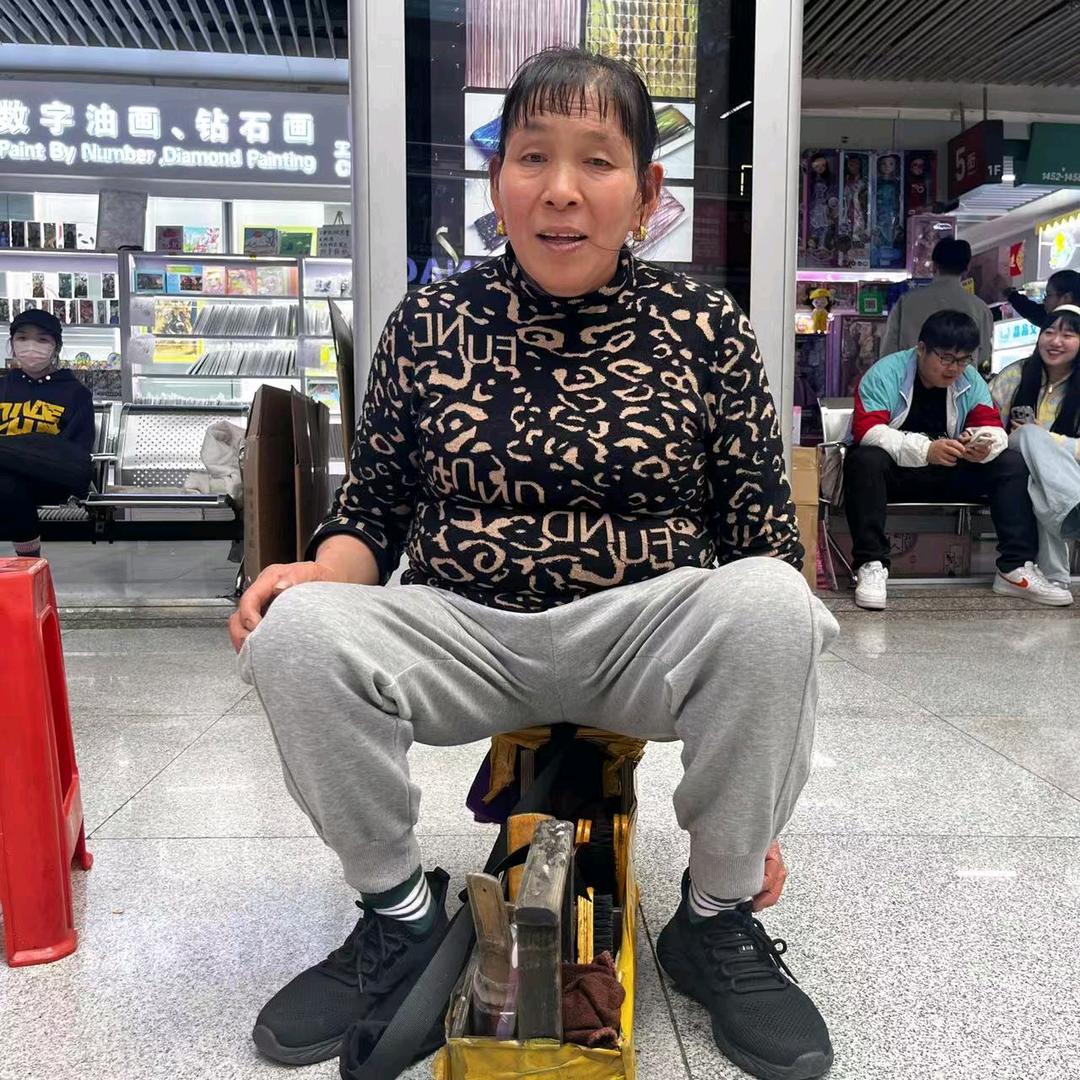 义乌擦鞋阿姨