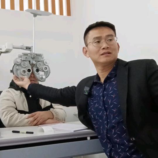 济宁悉目眼镜|龚科（预约）