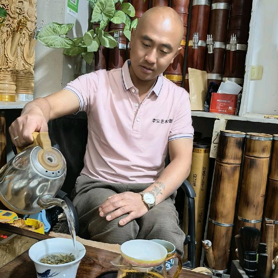 云南李宝色水烟筒