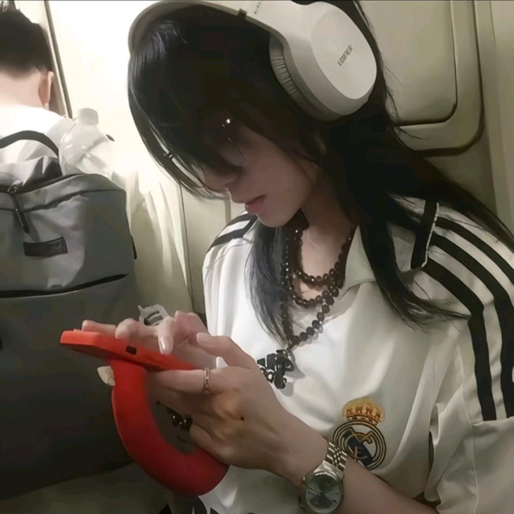 半夜刷小视频看见老公和闺蜜老公在一起