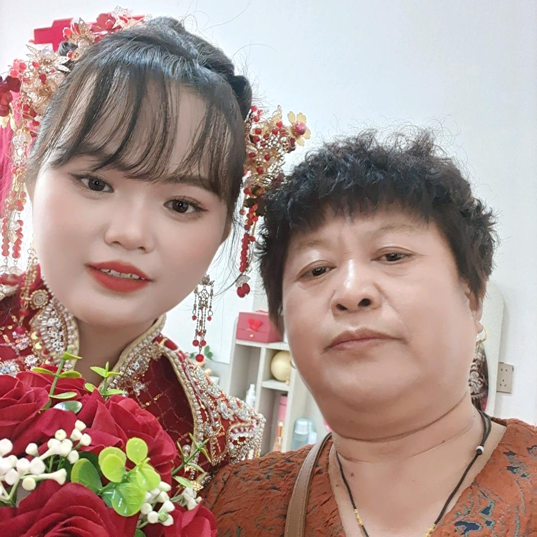 爱拍抖音的王大姐
