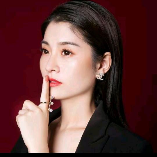 海莉（8月13胜利组合粉丝节现场助理