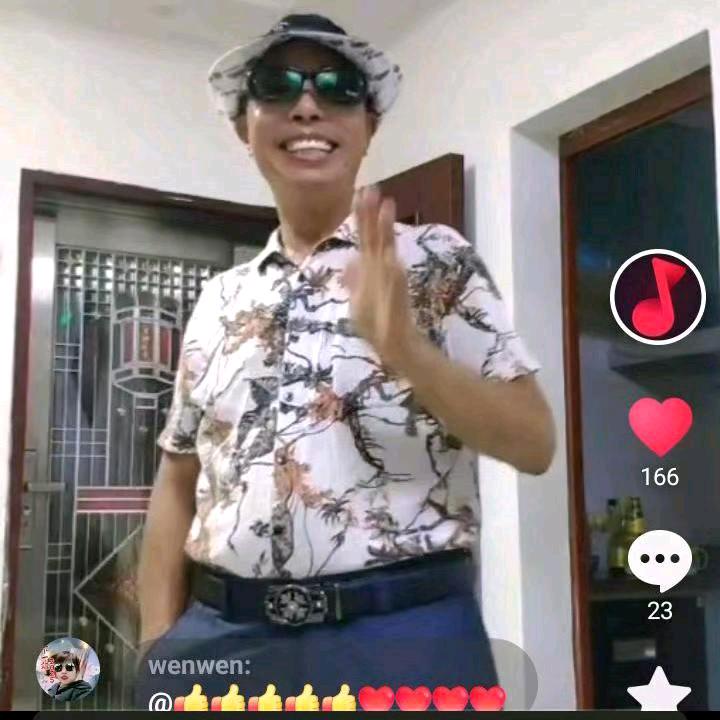 俪芊羽服装店（21点18分开播）