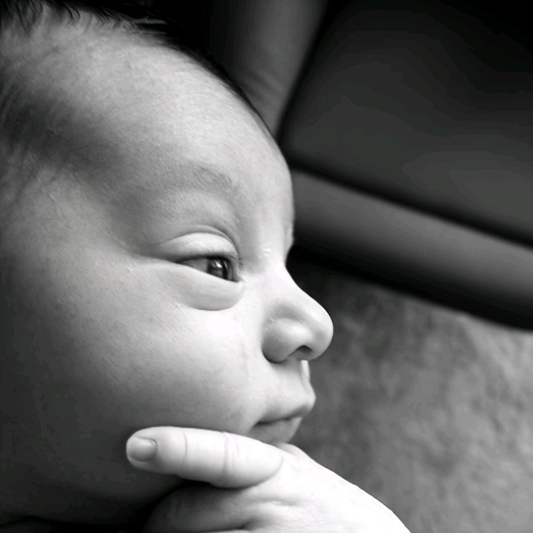 用脚吃饭用鼻子喝水用耳朵呼吸用手走路