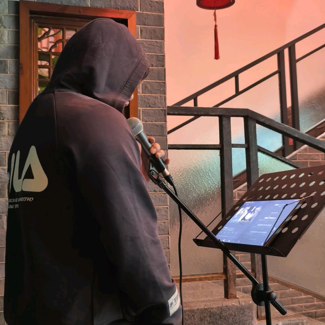 唱歌的小梁同学