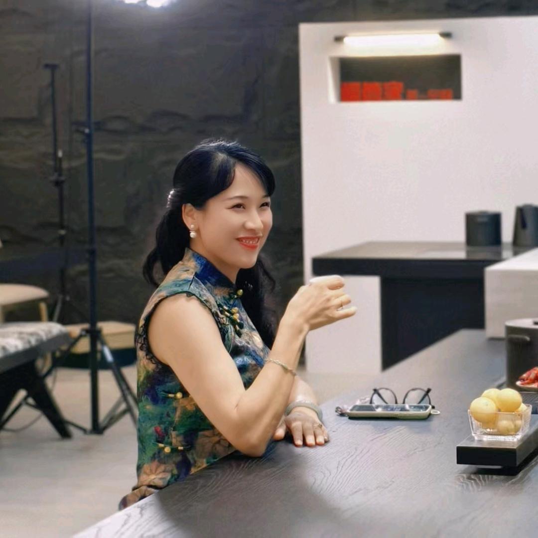爱探店的花艺老板娘