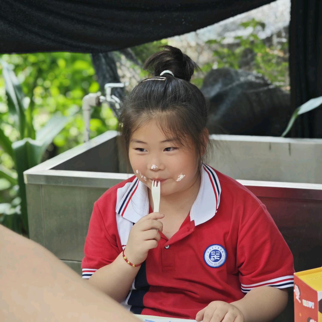 跟屁虫小尾巴的毛毛虫🐛