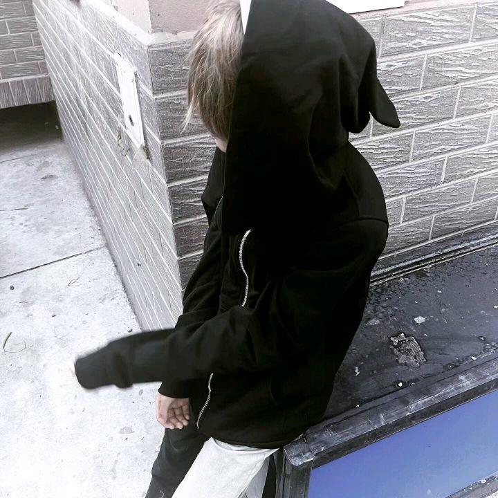 886.