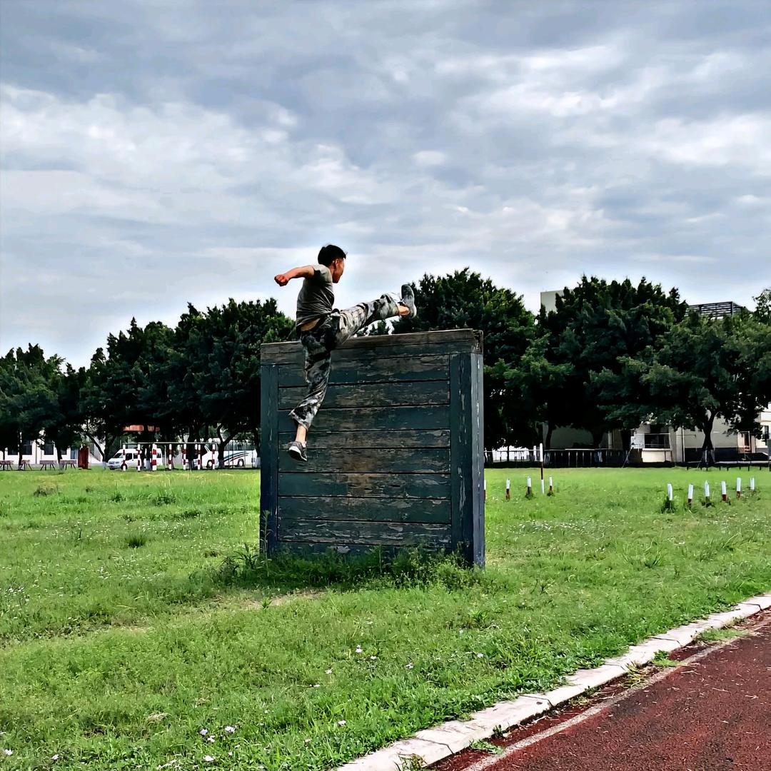 绿大衣i_             🕷