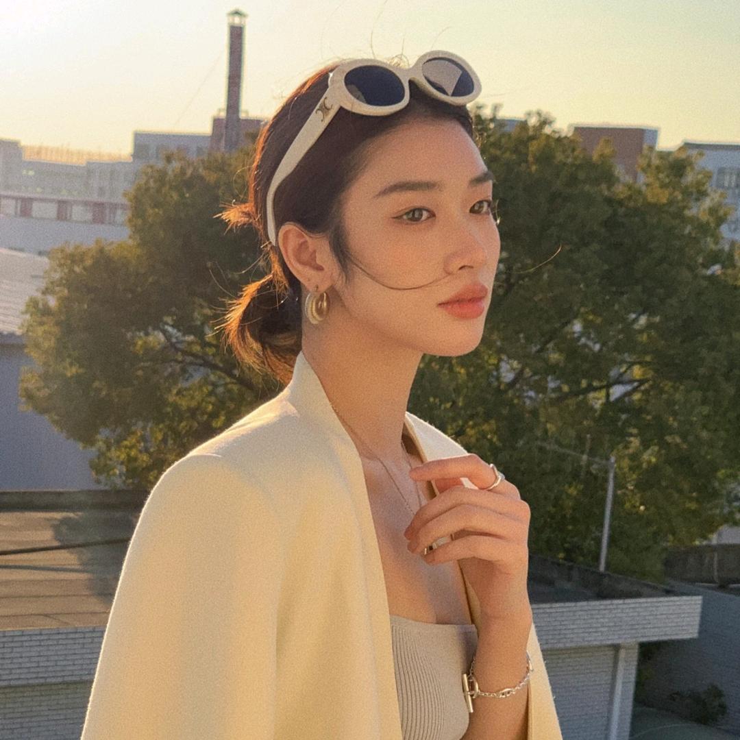 小彩爱穿搭