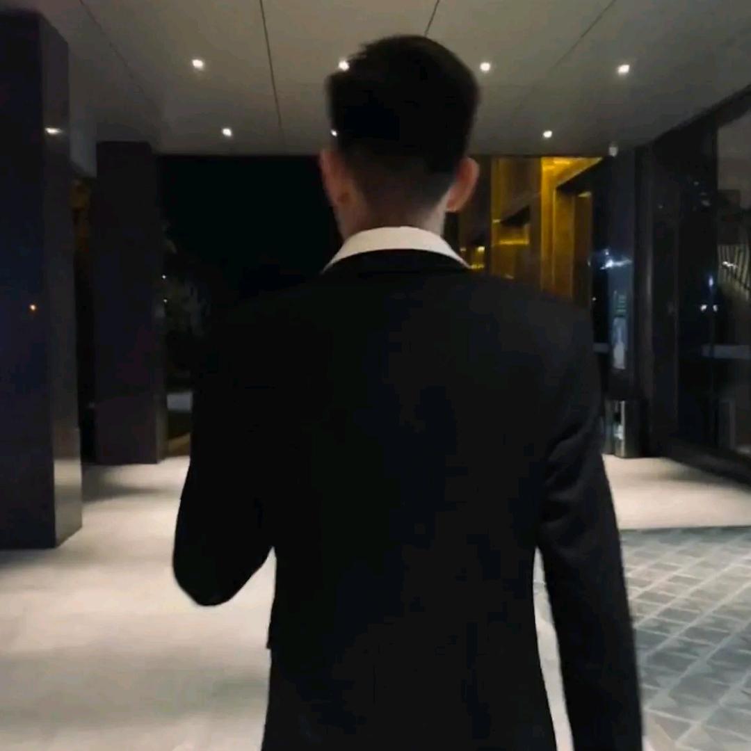 直溜站着👉别动