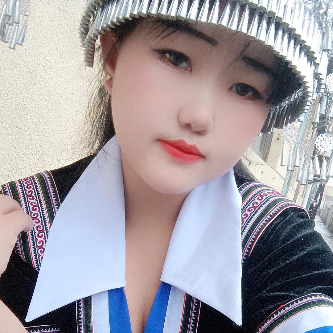 云南苗族女孩