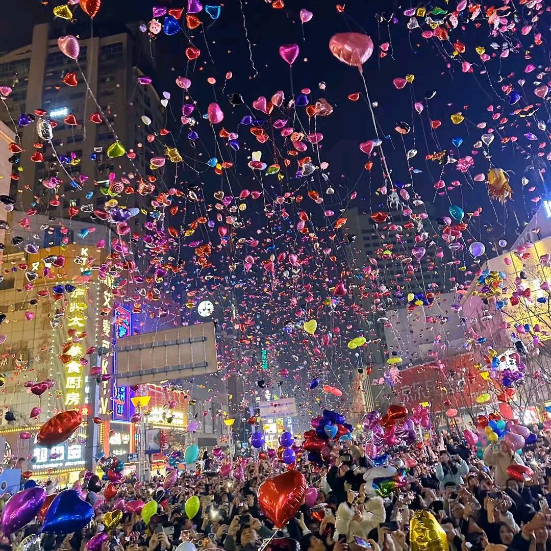 同城批发氢气球，各种黑白料钢瓶