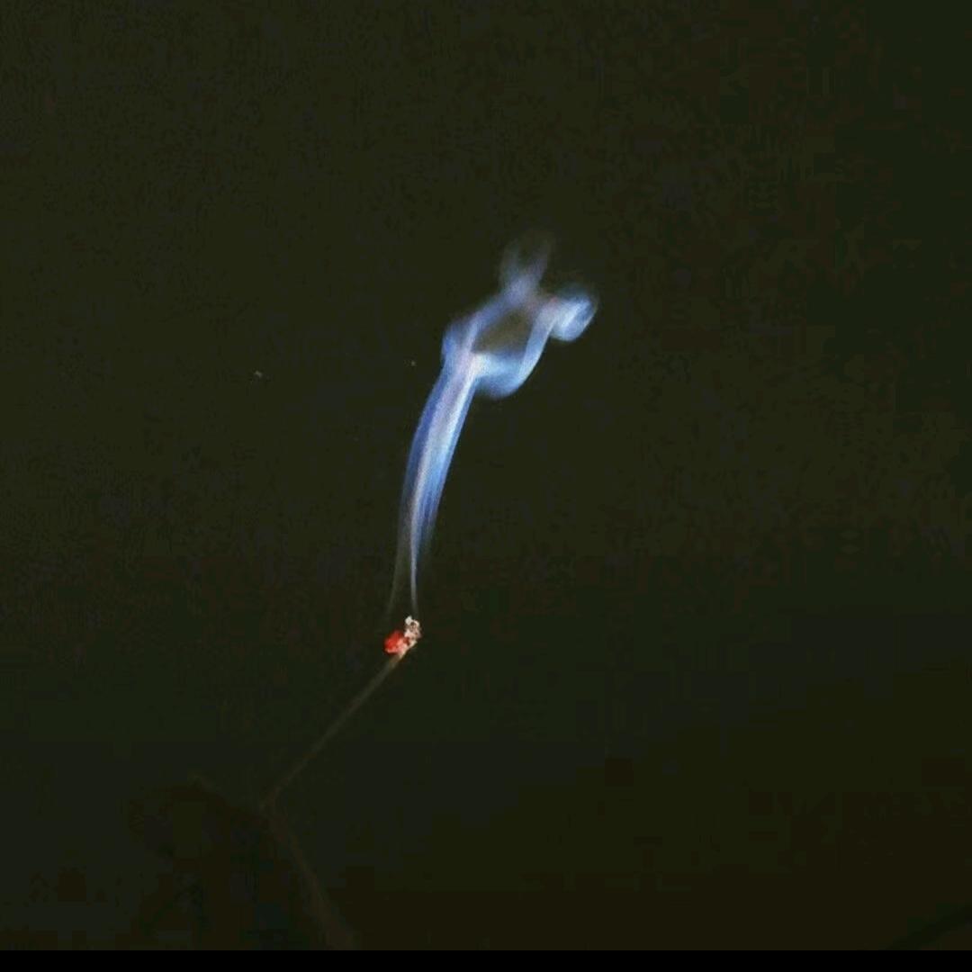 微风轻轻拂过。