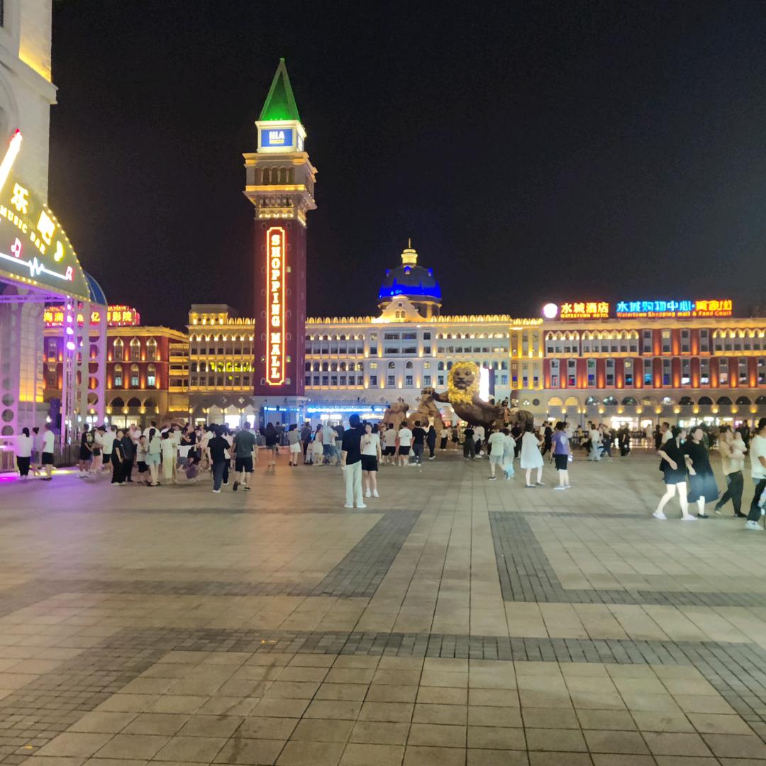 蜡笔小新。猛禽玩沙漠。