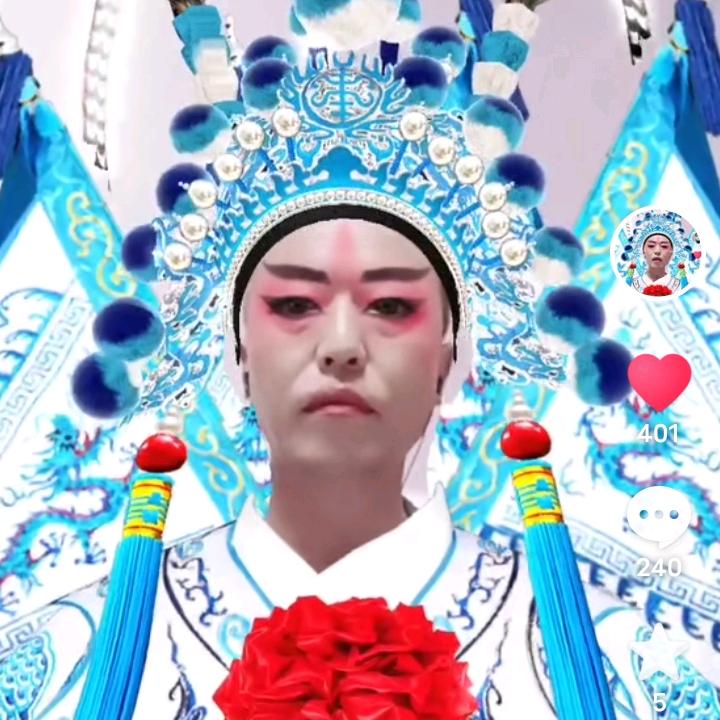 老先生爱唱戏