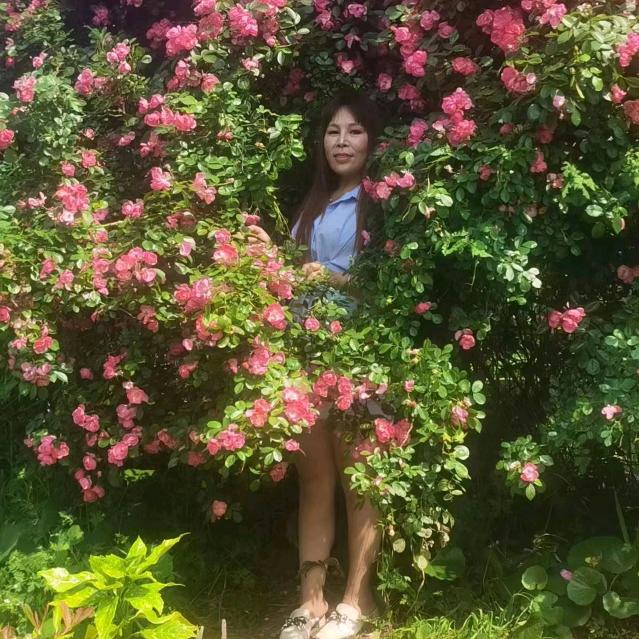 万州烤鱼小罗琼。