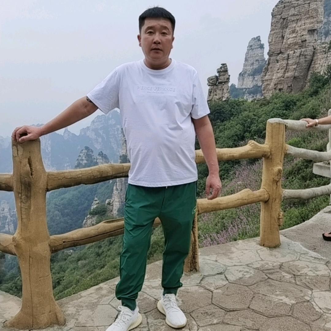 牵着手，散步