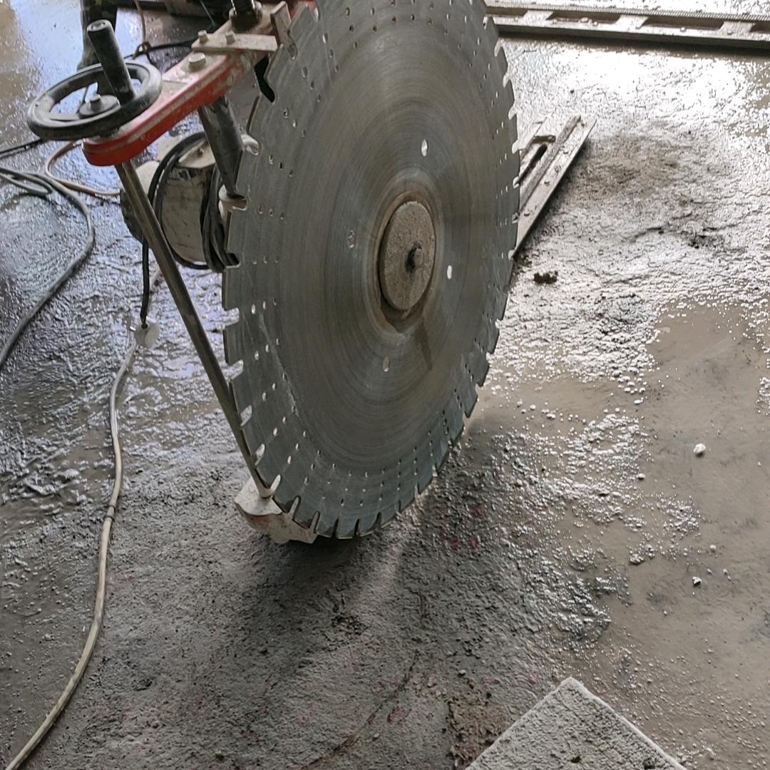 切割钢筋混凝土墙，绳锯，高频。