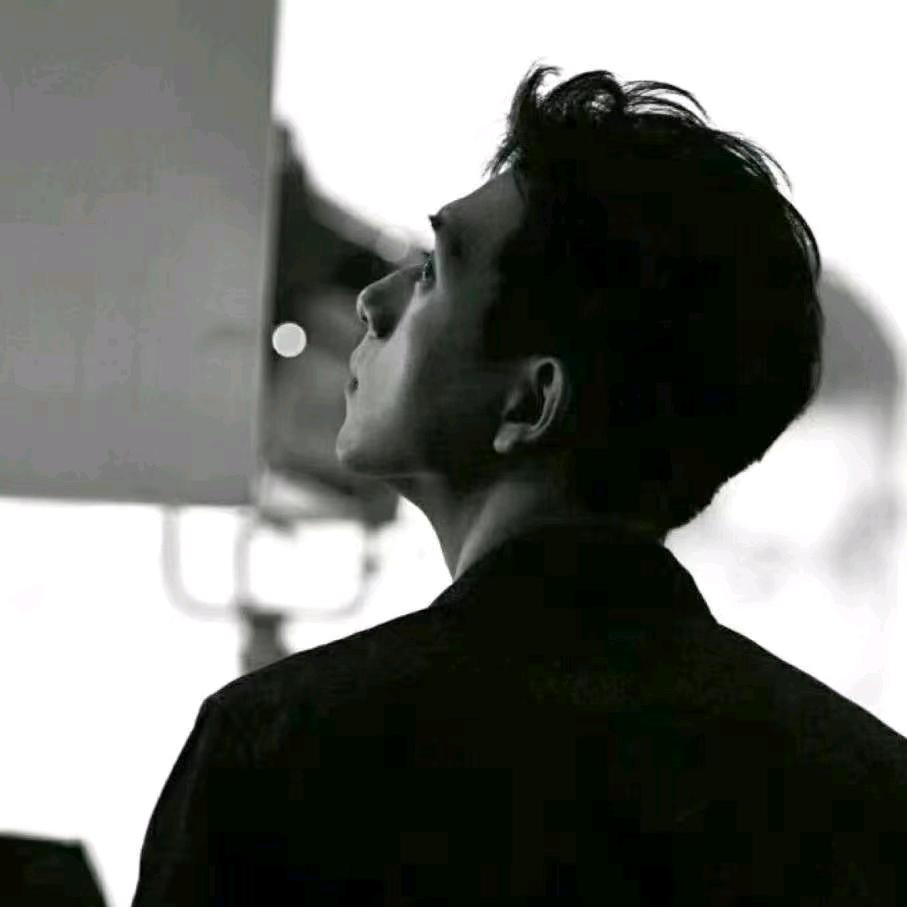 小张...