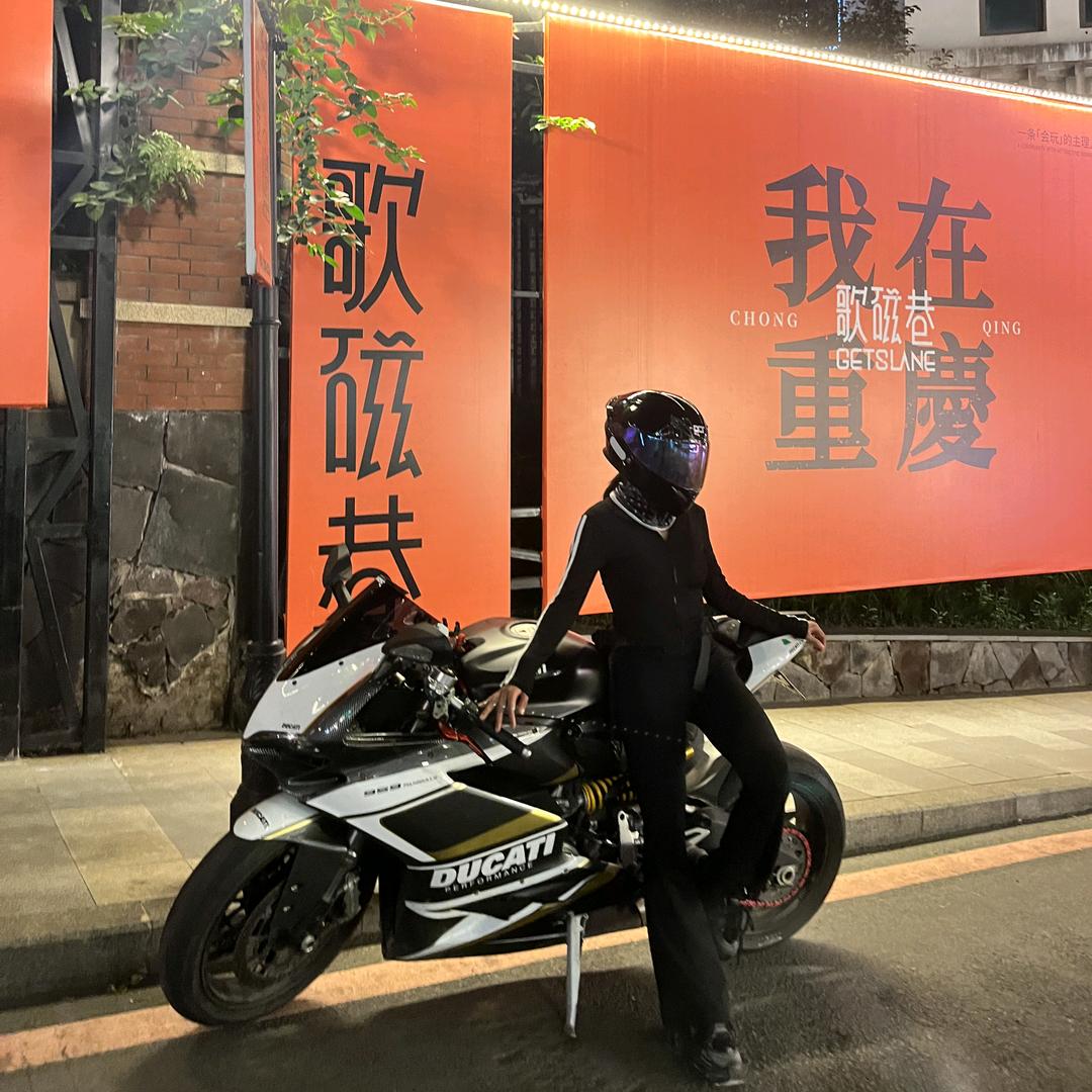 青木关老街女骑士