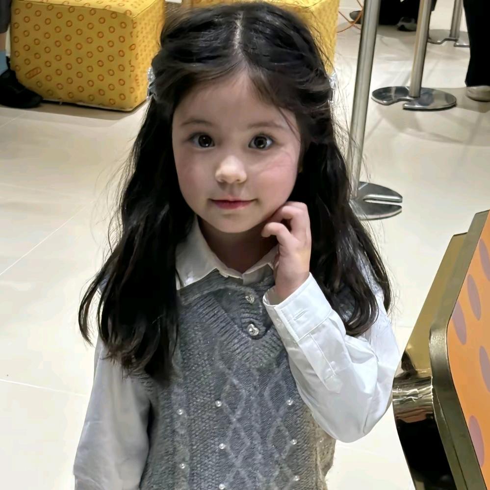 愿望成真的快乐小女孩