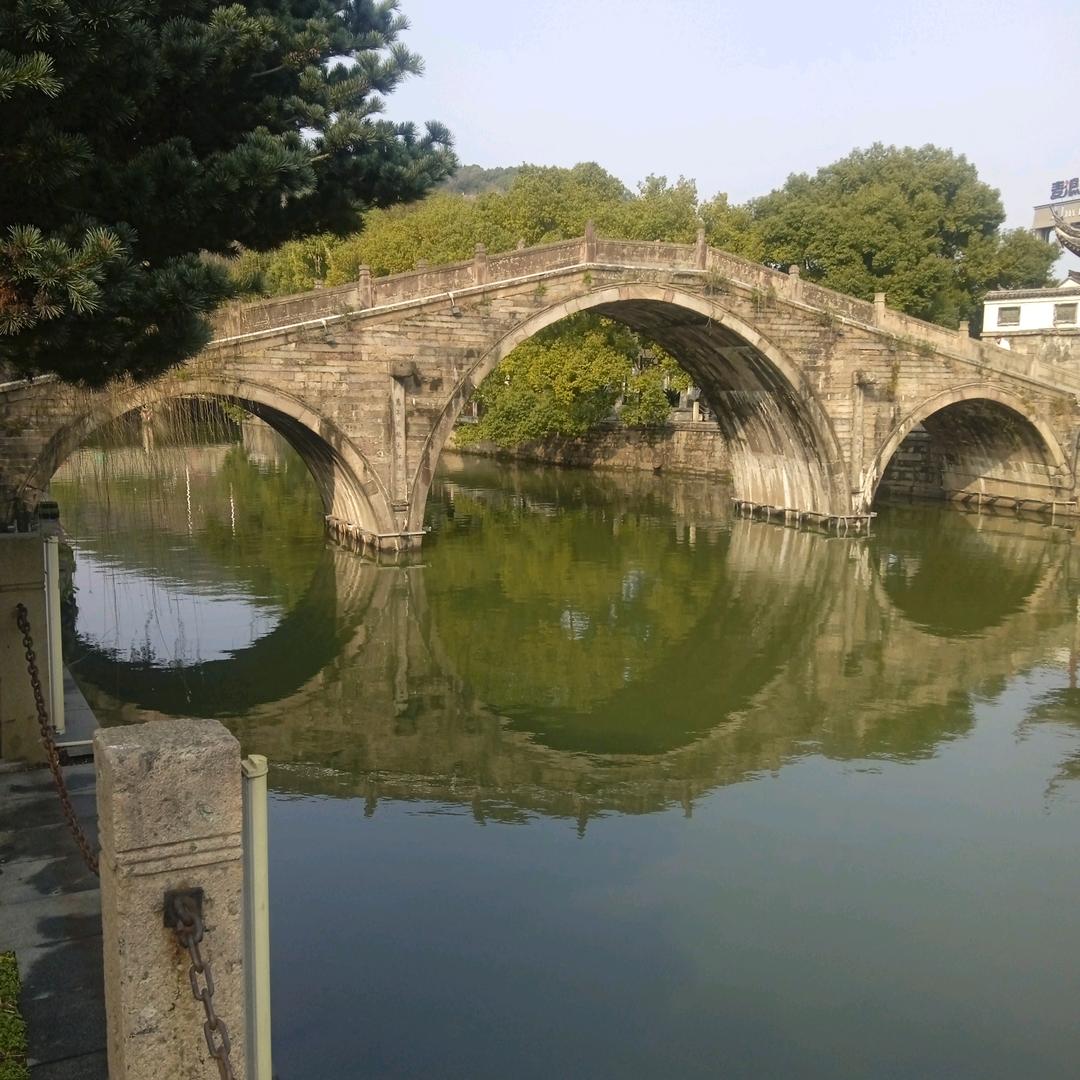 穿开档裤的宝宝来了。