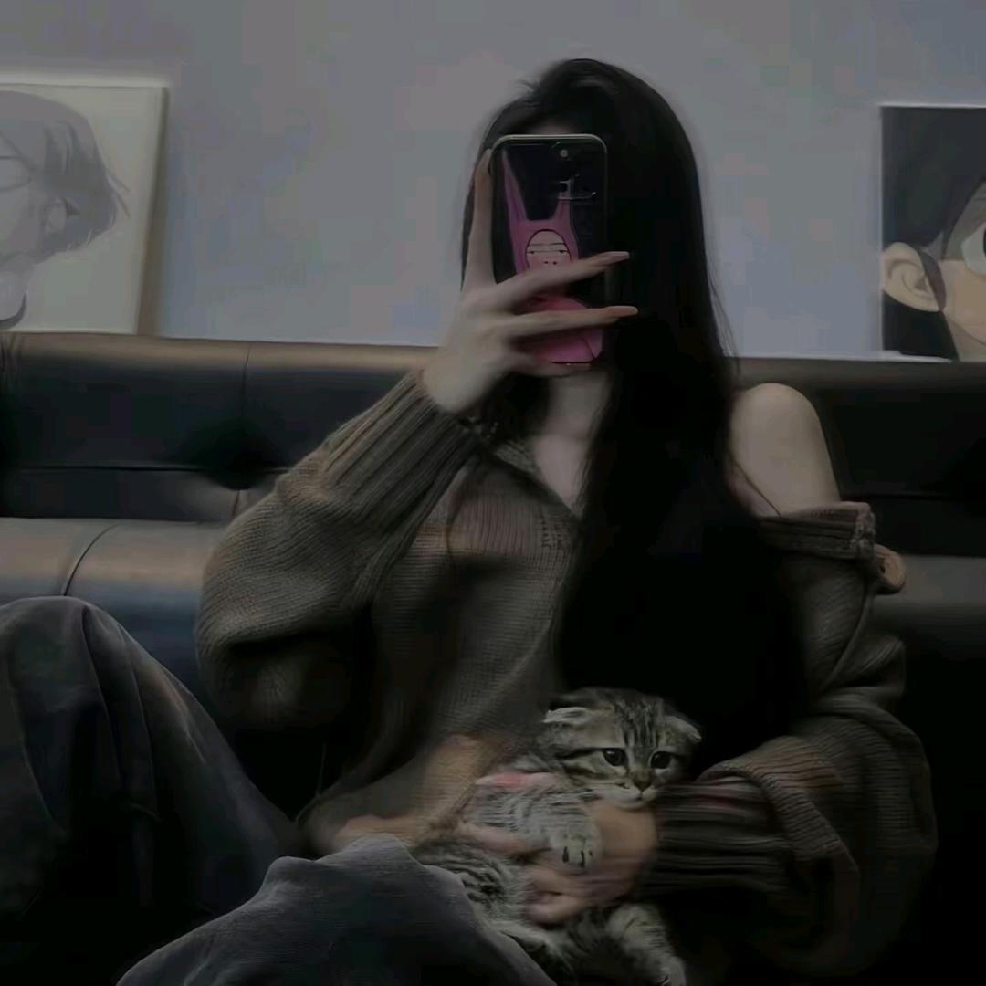 不爱说话的小猫💢头像