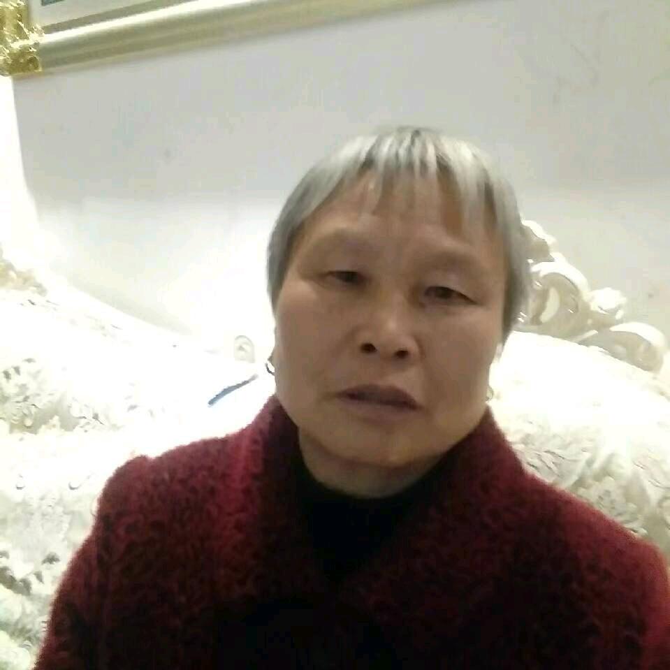 爱唱歌的老太太