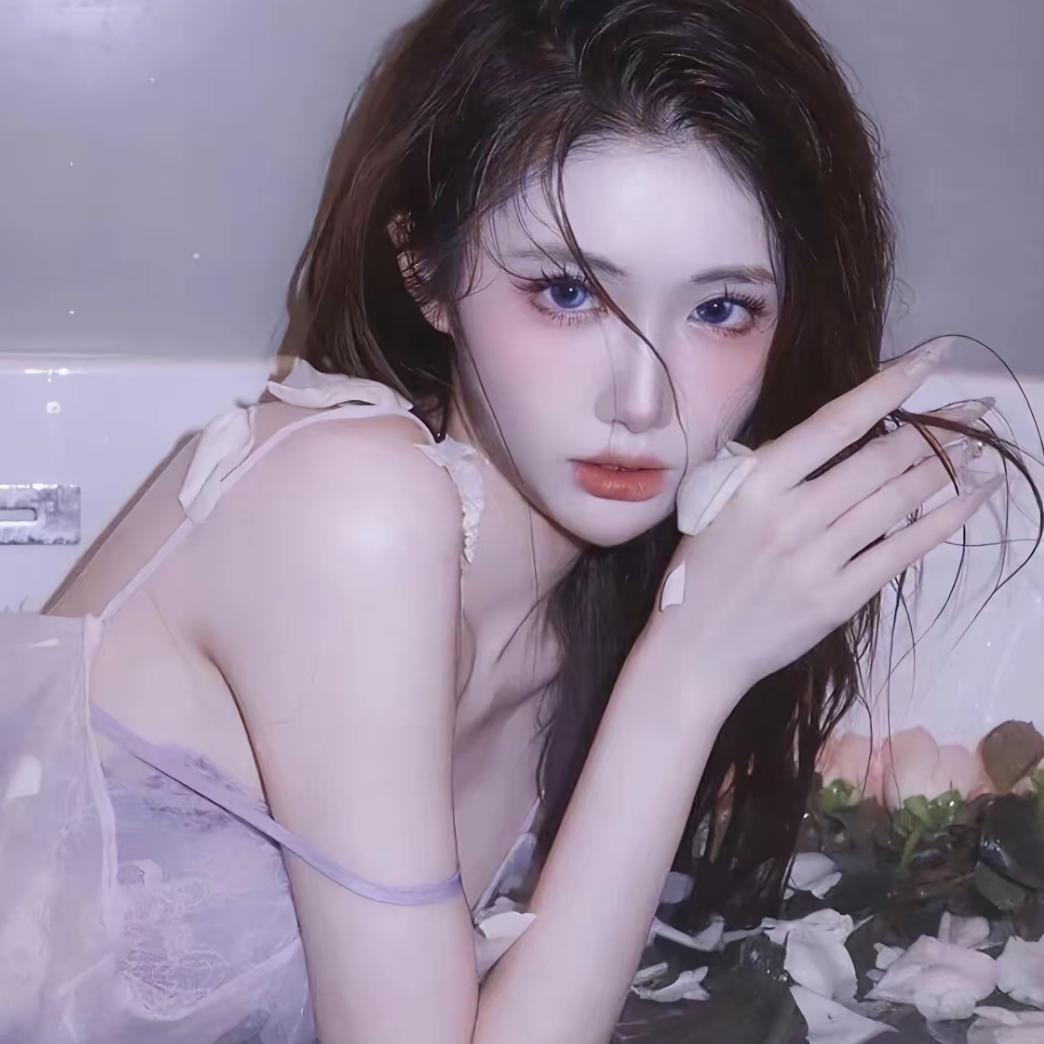 镜子前的茉莉
