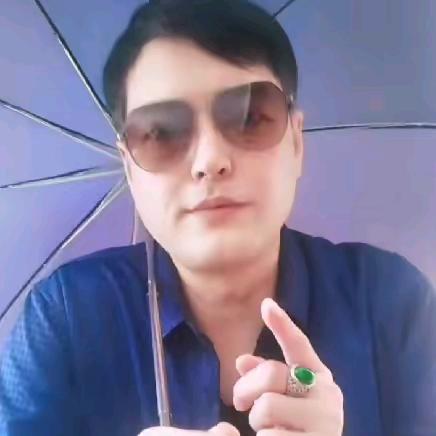 戴墨镜的大叔时尚推荐